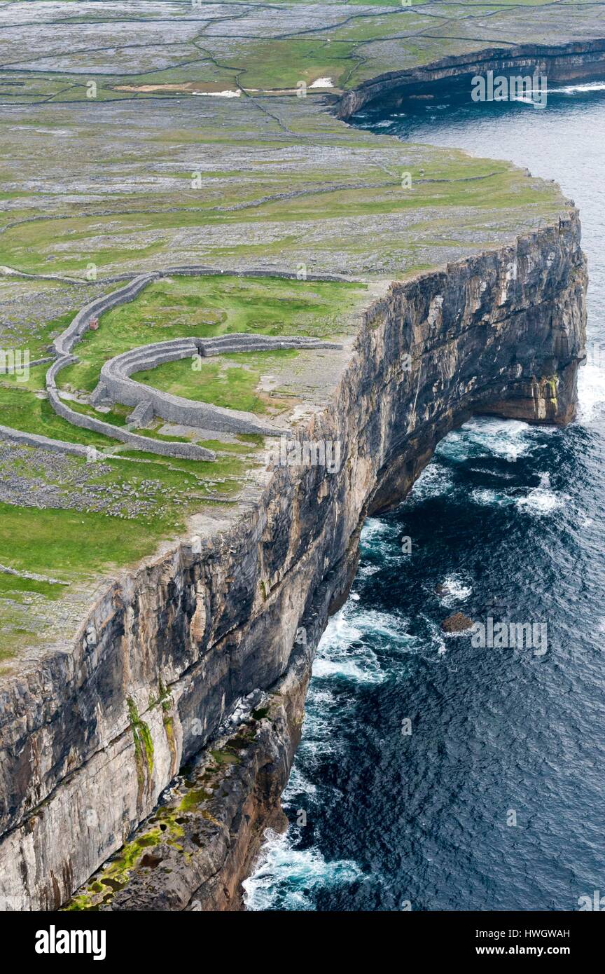 L'Irlanda, nella contea di Galway, Isole Aran, scogliere di Inishmore, Dun Aengus (vista aerea) Foto Stock