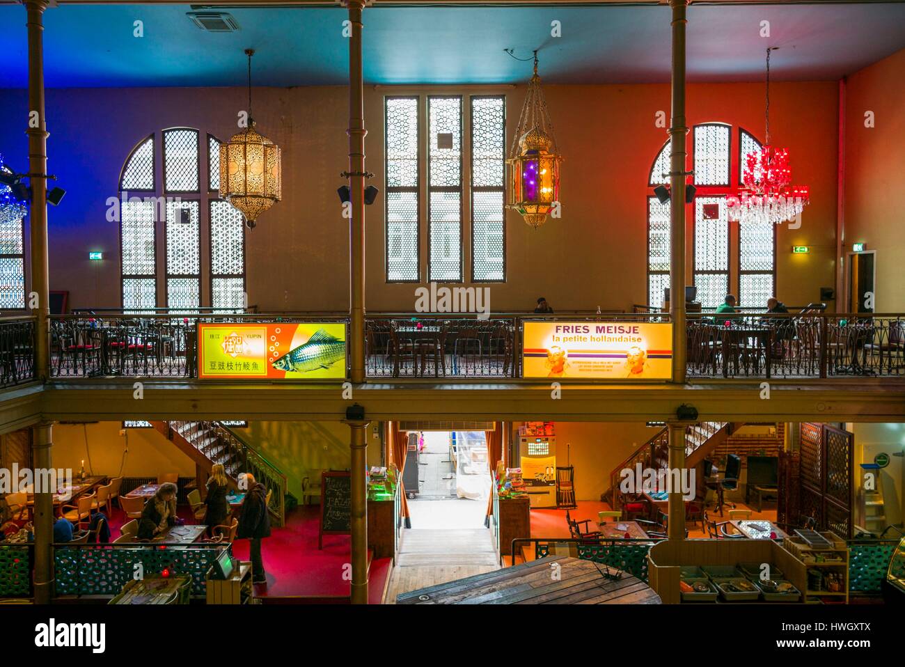 Paesi Bassi, Amsterdam, Albert Cuypstraat street market, interno del Bazaar ristorante all'interno della vecchia sinagoga Foto Stock