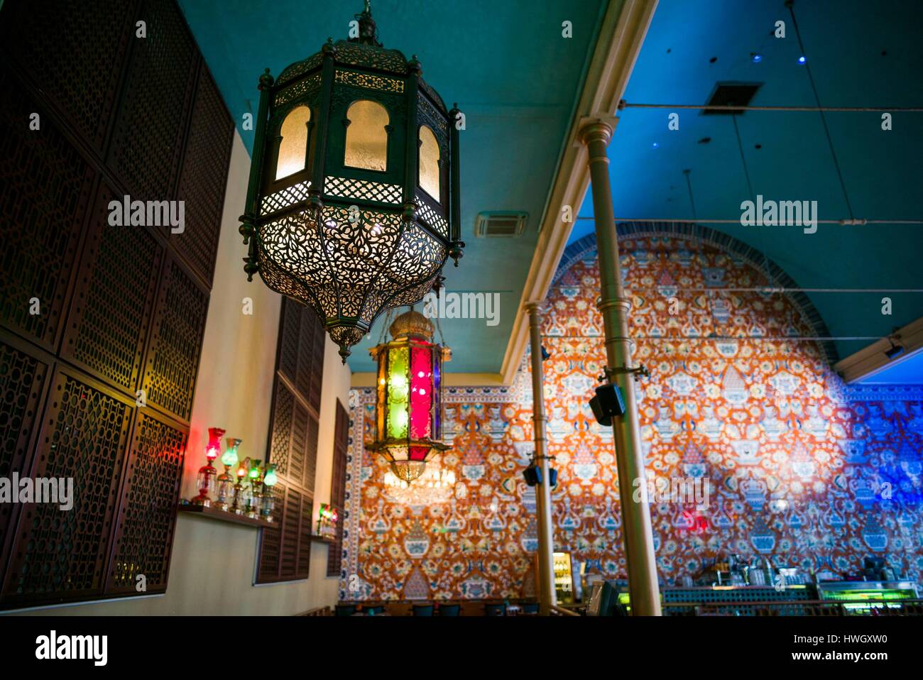 Paesi Bassi, Amsterdam, Albert Cuypstraat street market, interno del Bazaar ristorante all'interno della vecchia sinagoga Foto Stock