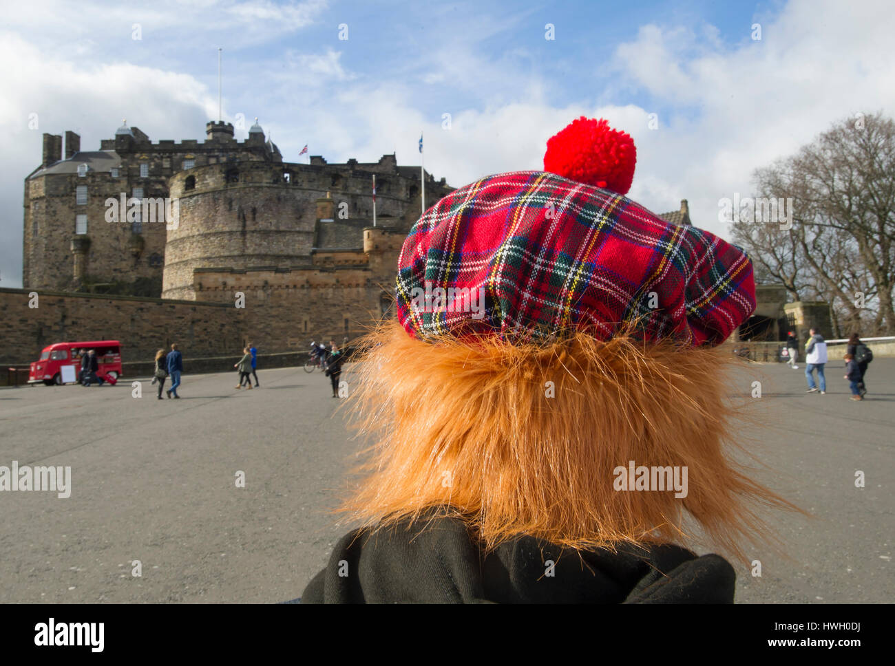 Un turista non identificato che indossa un 'See si Jimmy hat' durante una visita al castello di Edimburgo. Foto Stock