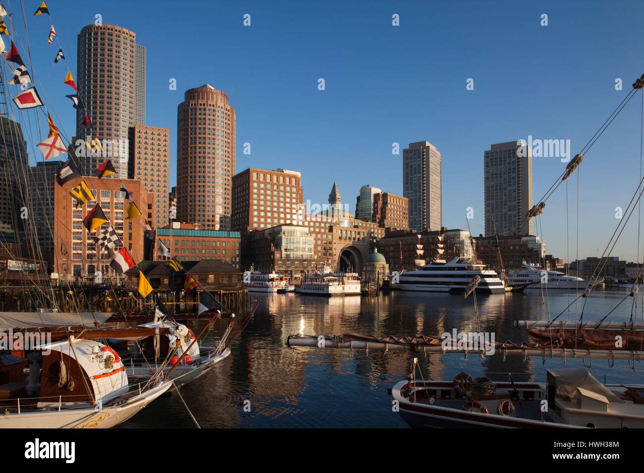 Stati Uniti,Massachusetts, Boston, Vela Boston Tall Ships Festival, Rowes Wharf da TALL SHIPS, mattina Foto Stock