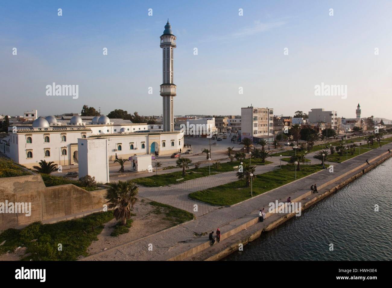 La Tunisia, nord della Tunisia, Bizerta, edifici lungo il porto canale Foto Stock