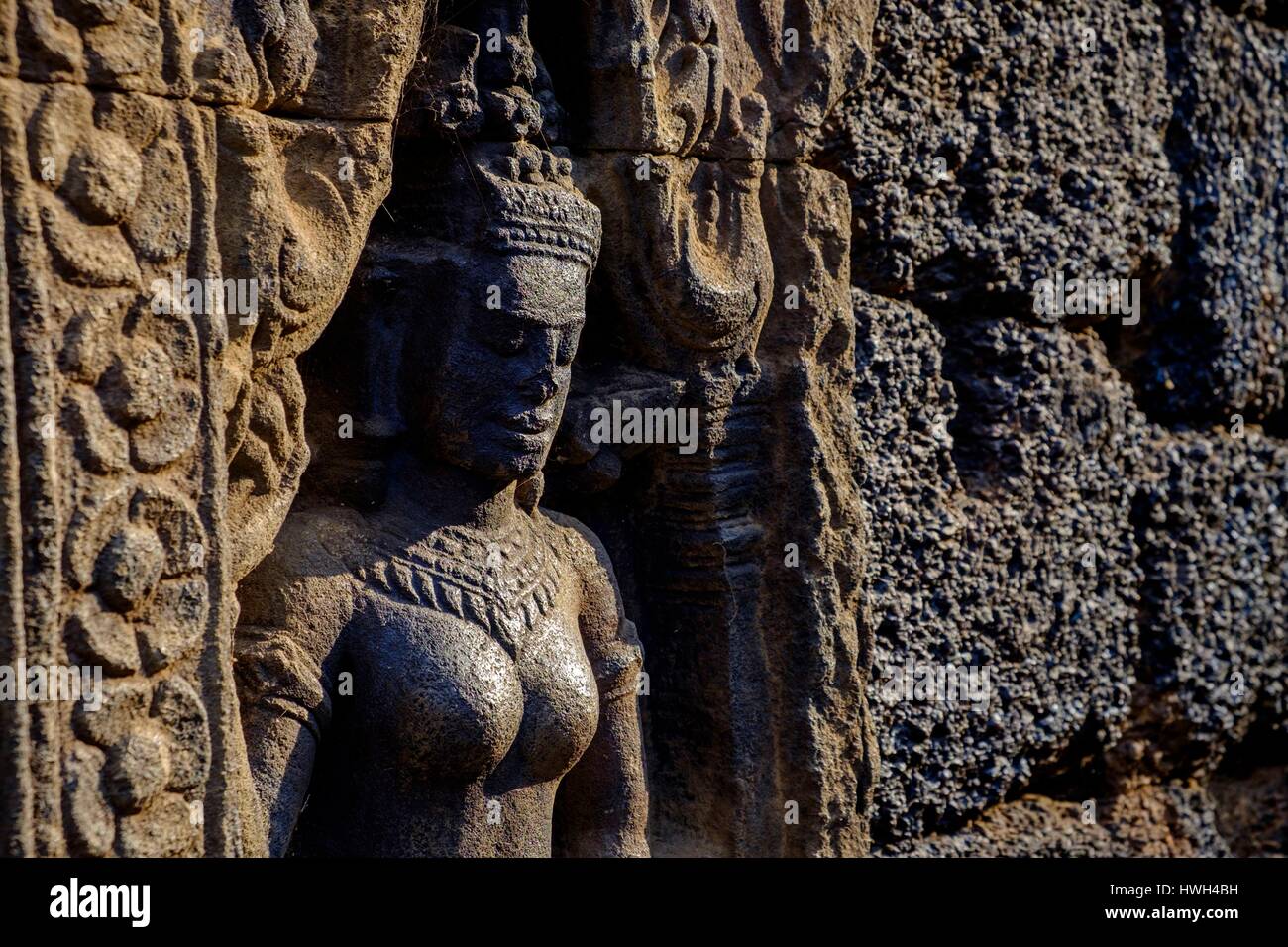 Cambogia, Kompong Cham, provincia di Kompong Cham, Iva, Nokor santuario angkorian datata 11 secolo e moderno tempio, Apsara Foto Stock