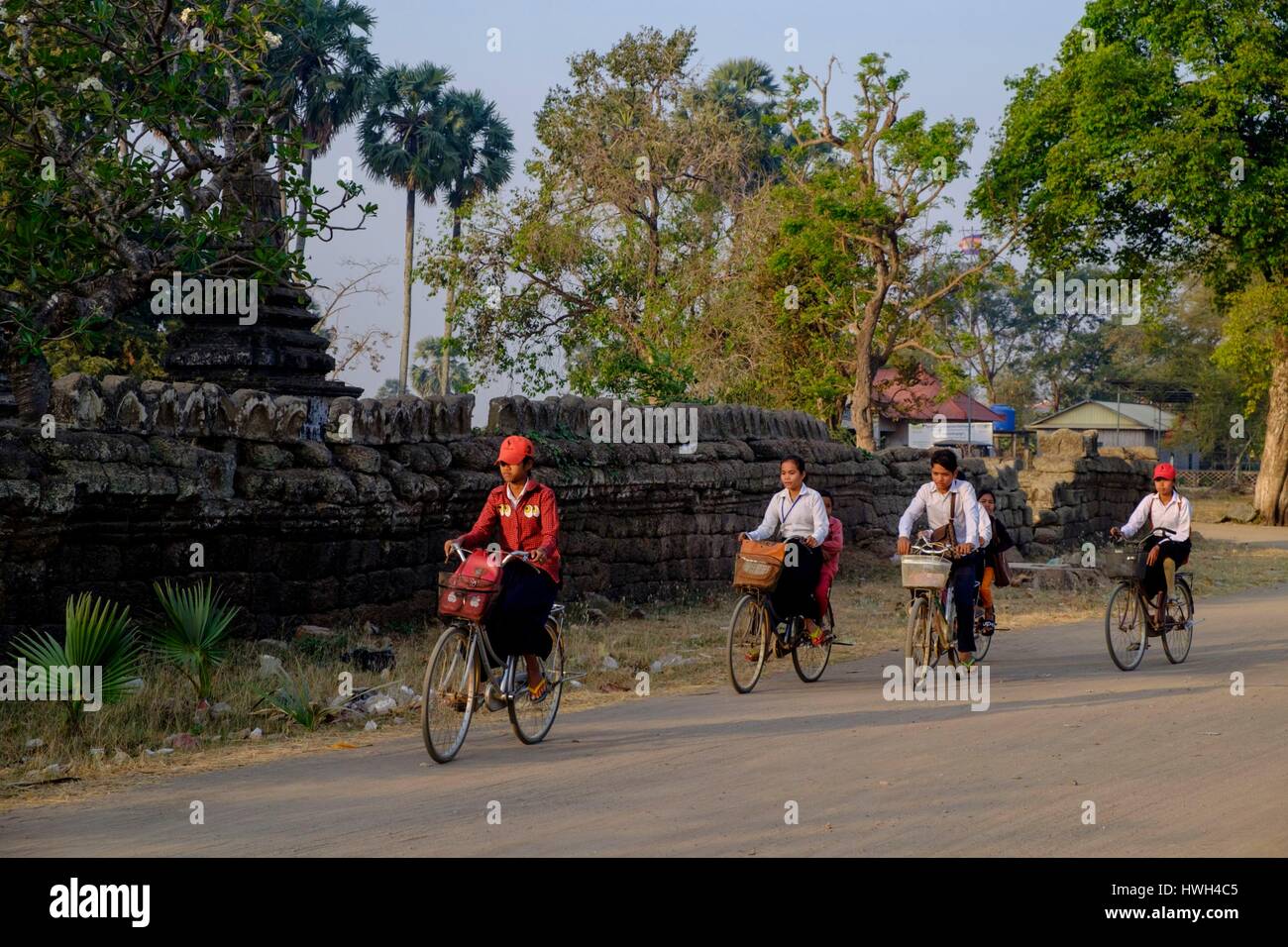 Cambogia, Kompong Cham, provincia di Kompong Cham, Iva, Nokor santuario angkorian datata 11 secolo e moderno tempio, bicicletta Foto Stock