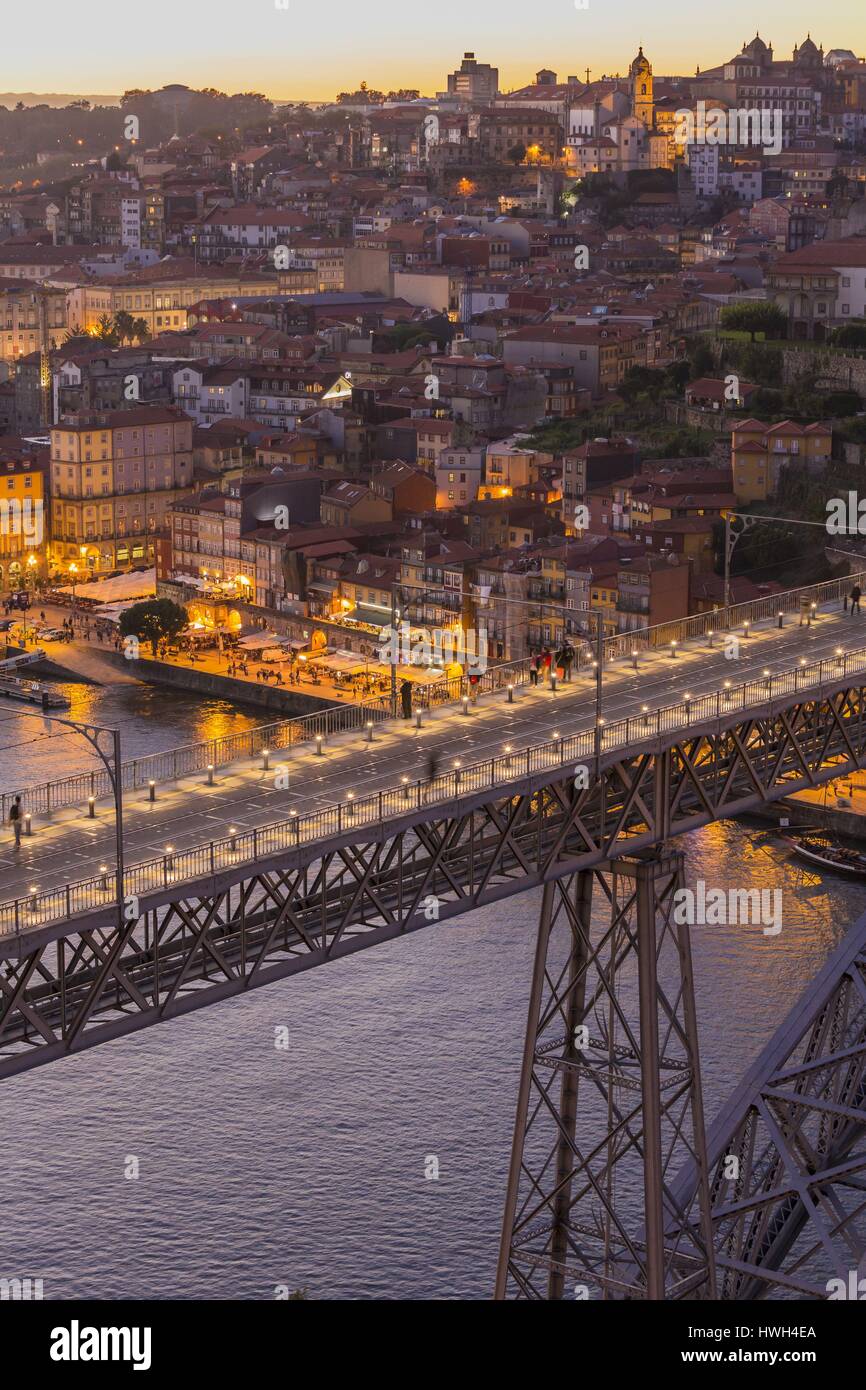 Regione Nord, Porto, Centro Storico elencati come patrimonio mondiale dall' UNESCO, Dom Luis bridge elencati come patrimonio mondiale dall' UNESCO, costruito tra il 1881 e il 1886 da Theophile Seyrig, Gustave Eiffel discepolo, vista del Cais Ribeira quartiere storico e luogo Praça da Ribeira poiché Vila Nova de Gaia Foto Stock