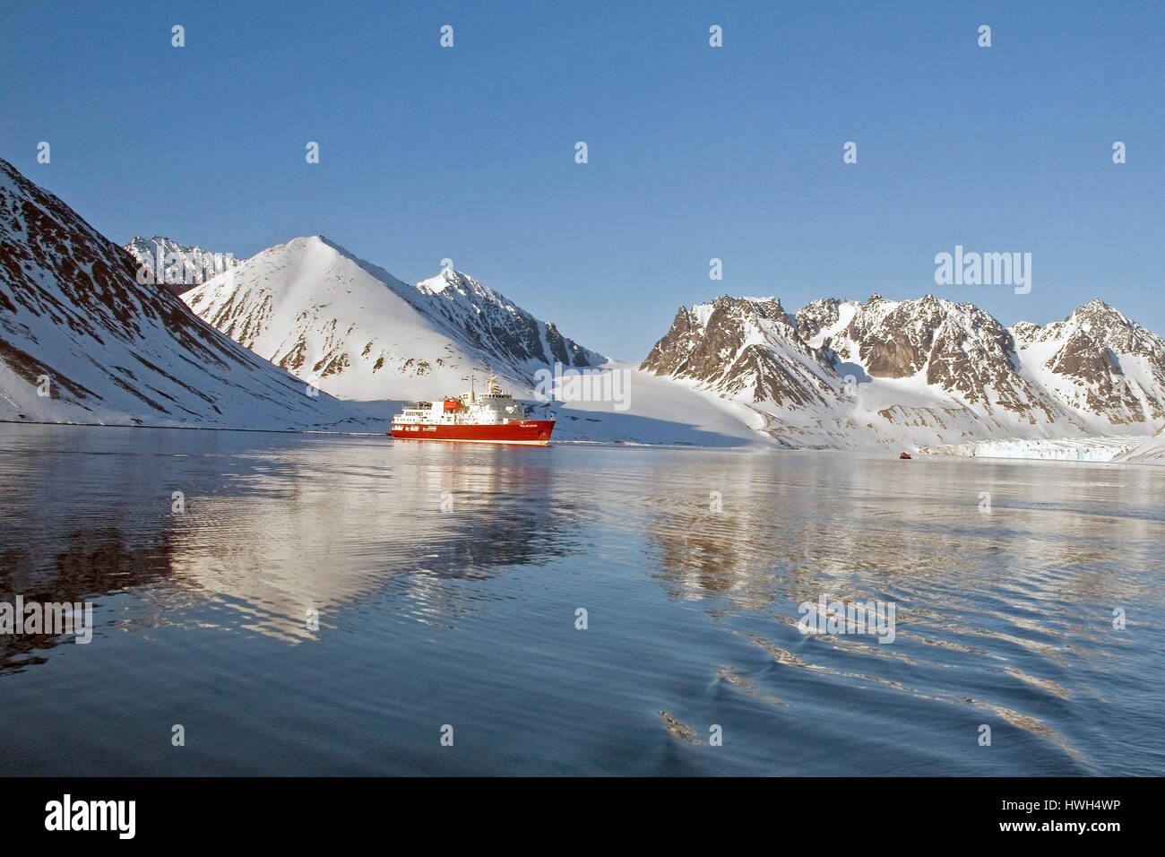 Magdalenefjord a 79 gradi N nel nord-occidentale di Spitsbergen, Svalbard. La spedizione vessle "Stella Polare" è ancorato qui questa mattina presto in giugno Foto Stock