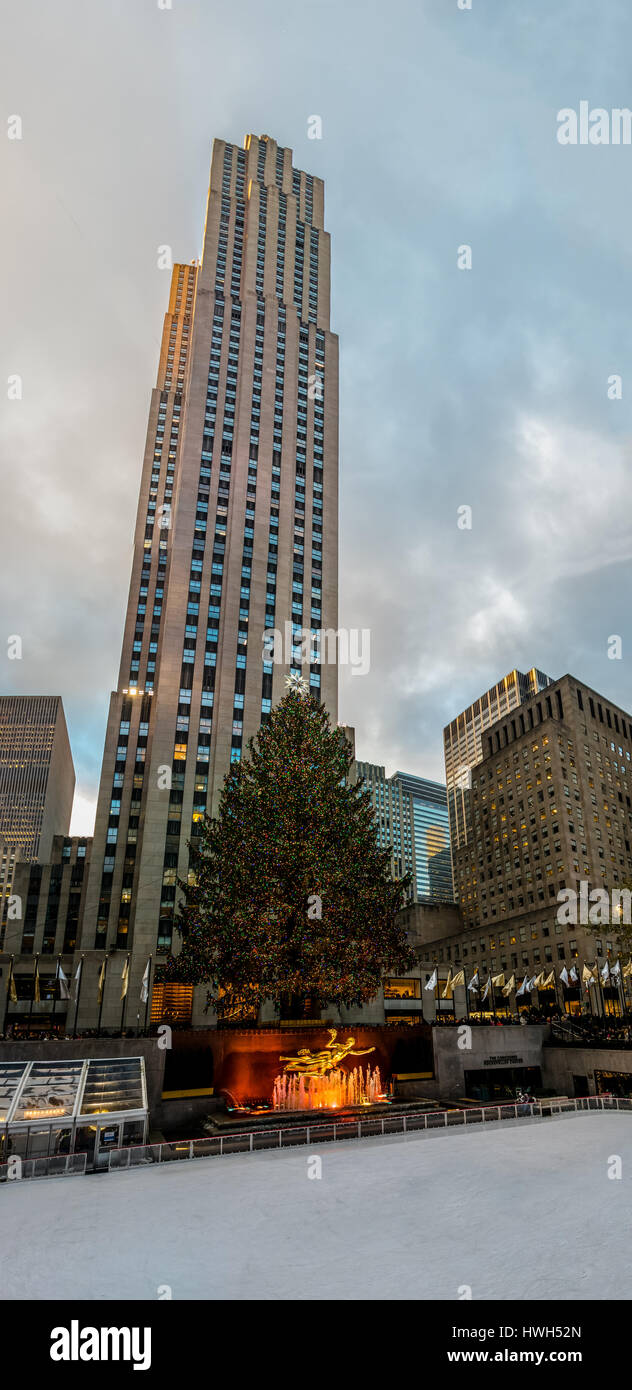 Il Rockefeller Center albero di Natale decorato - New York, Stati Uniti d'America Foto Stock