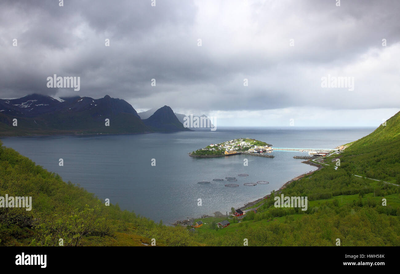 "Hus ? ?Y con Senja, Norvegia; Norvegia; Senja, Hus ? ?Y, isola, Islanda, Fjord, montagne, montagne, NUVOLE Nuvole, sunspot, luce solare, pesca, fishe Foto Stock