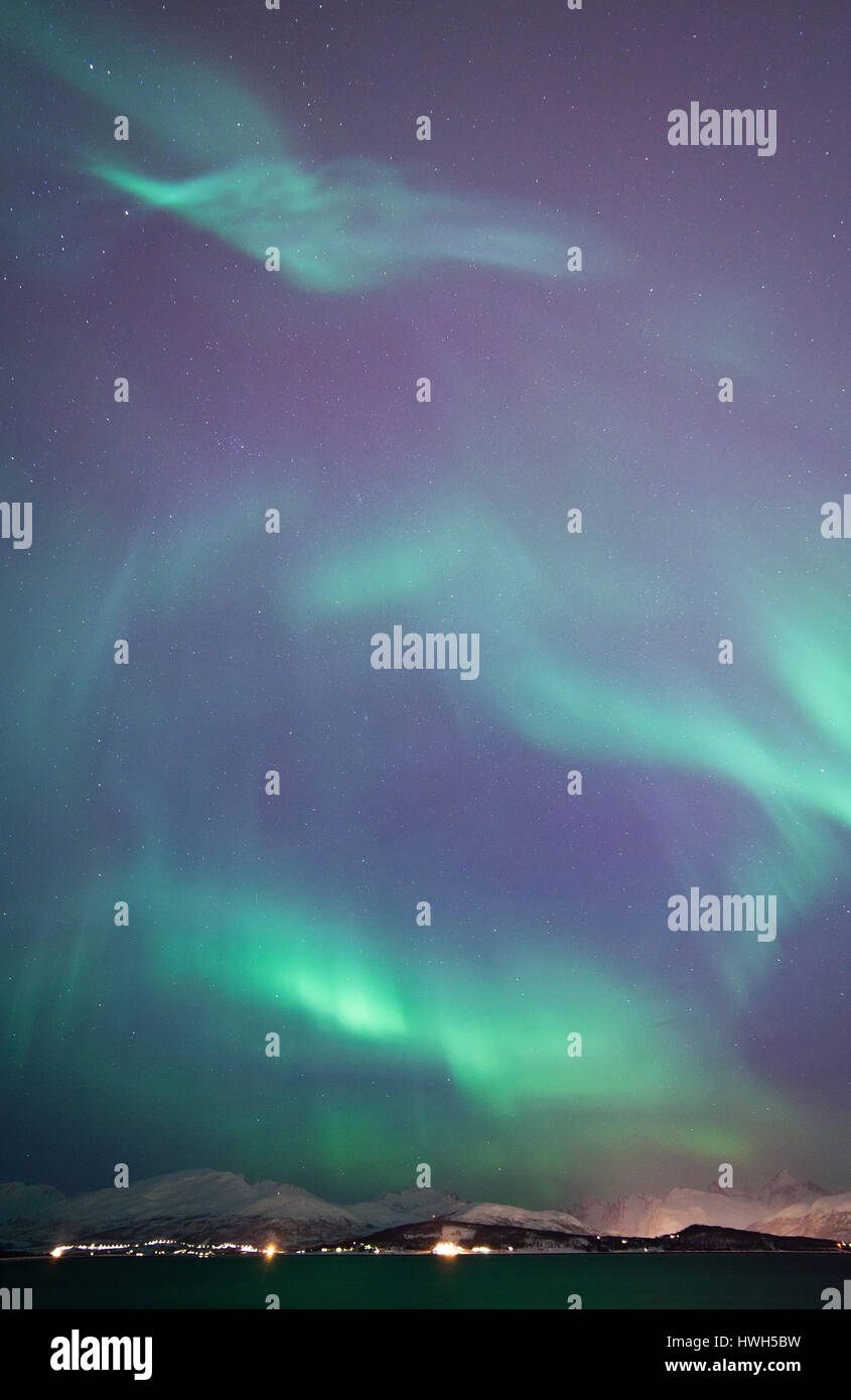 "Luce del Nord circa Kval ? ?Ya, Norvegia; Norvegia; Troms; Kval ? ?Ya, Sandnessund, tendina foglio ? ? Manes, nord luce, luce polare, northen luci, Foto Stock