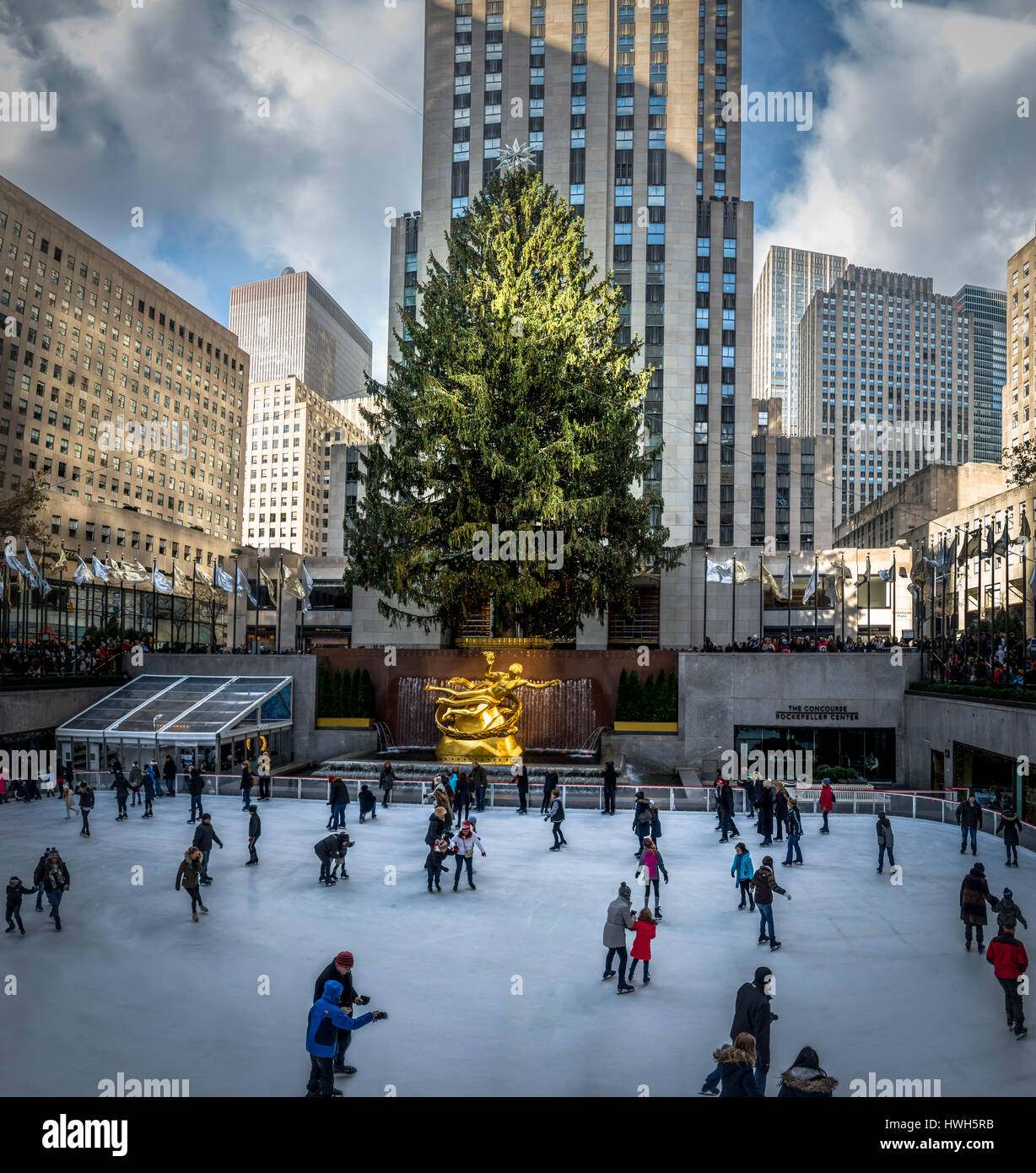 Persone il pattinaggio su ghiaccio nella parte anteriore del Rockefeller Center Christmas Tree - New York, Stati Uniti d'America Foto Stock