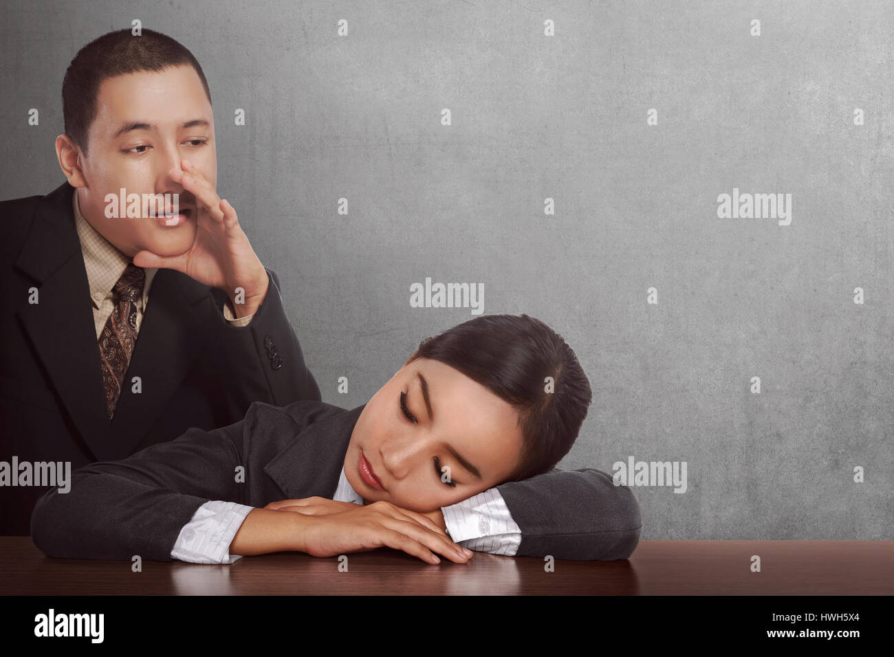 Giovane imprenditore asiatici wake dormire imprenditrice su office Foto Stock