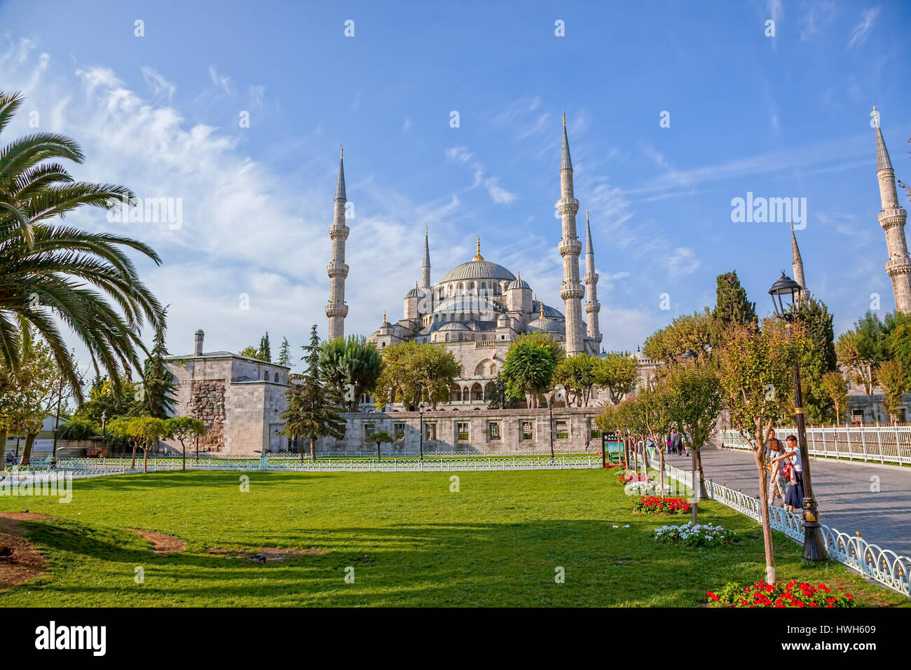 ISTANBUL, Turchia - 27 settembre: turistica attorno a piedi dalla Moschea Blu e Sultanahmet Park su settembre 27th, 2013 Istanbul, Turchia. La più grande moschea Foto Stock