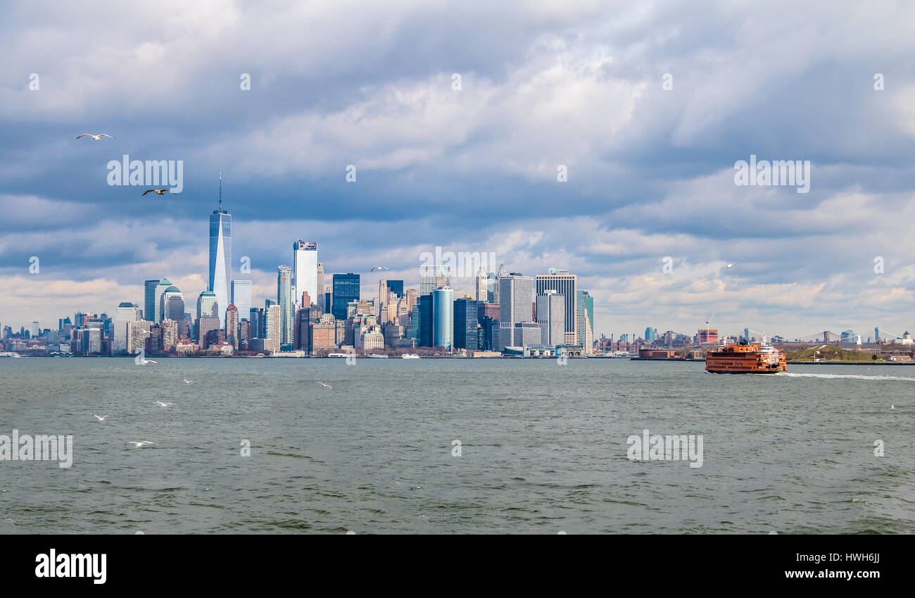 La Staten Island Ferry e inferiore dello Skyline di Manhattan - New York, Stati Uniti d'America Foto Stock