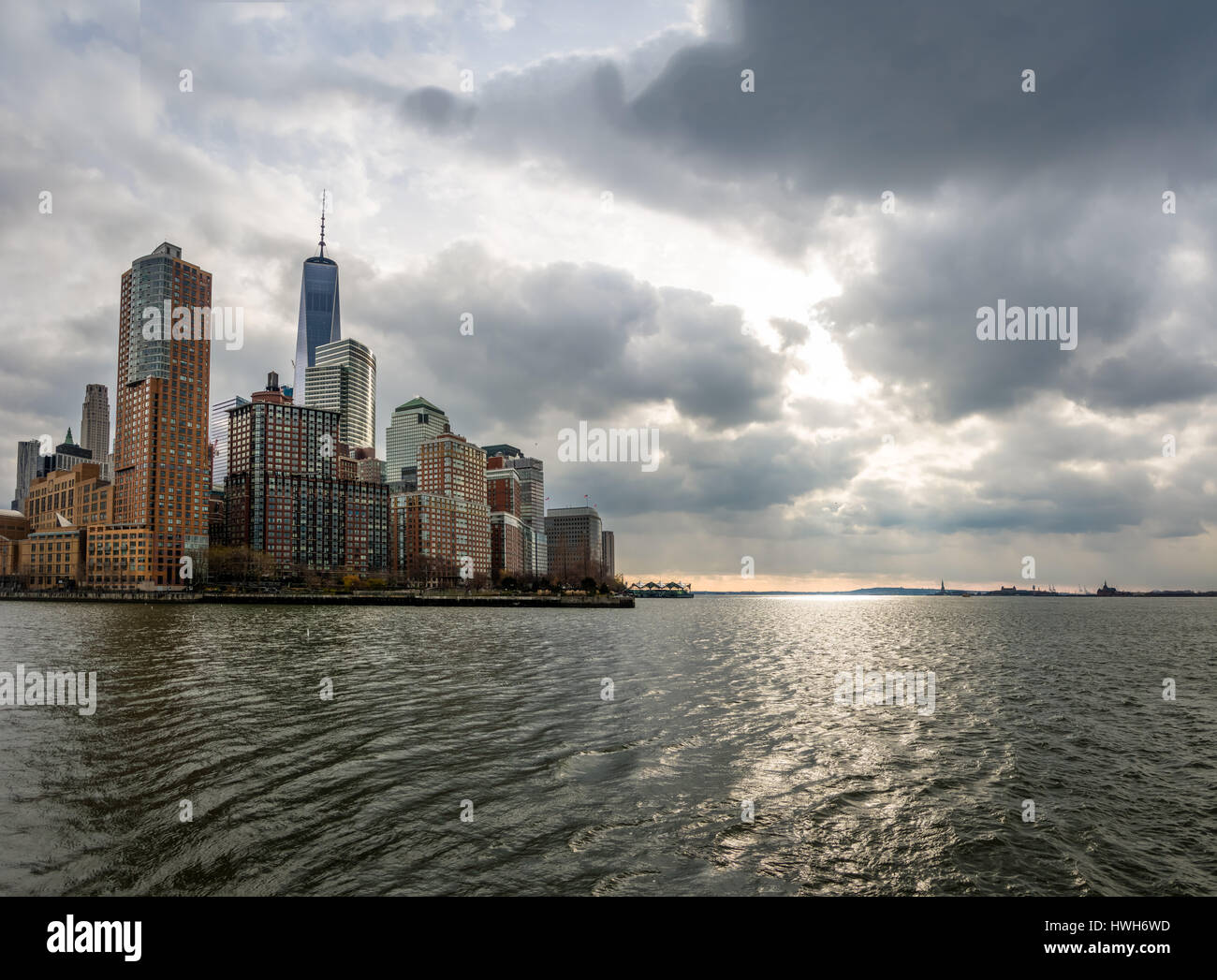 Abbassare vista dello skyline di Manhattan da Pier 25 - New York, Stati Uniti d'America Foto Stock