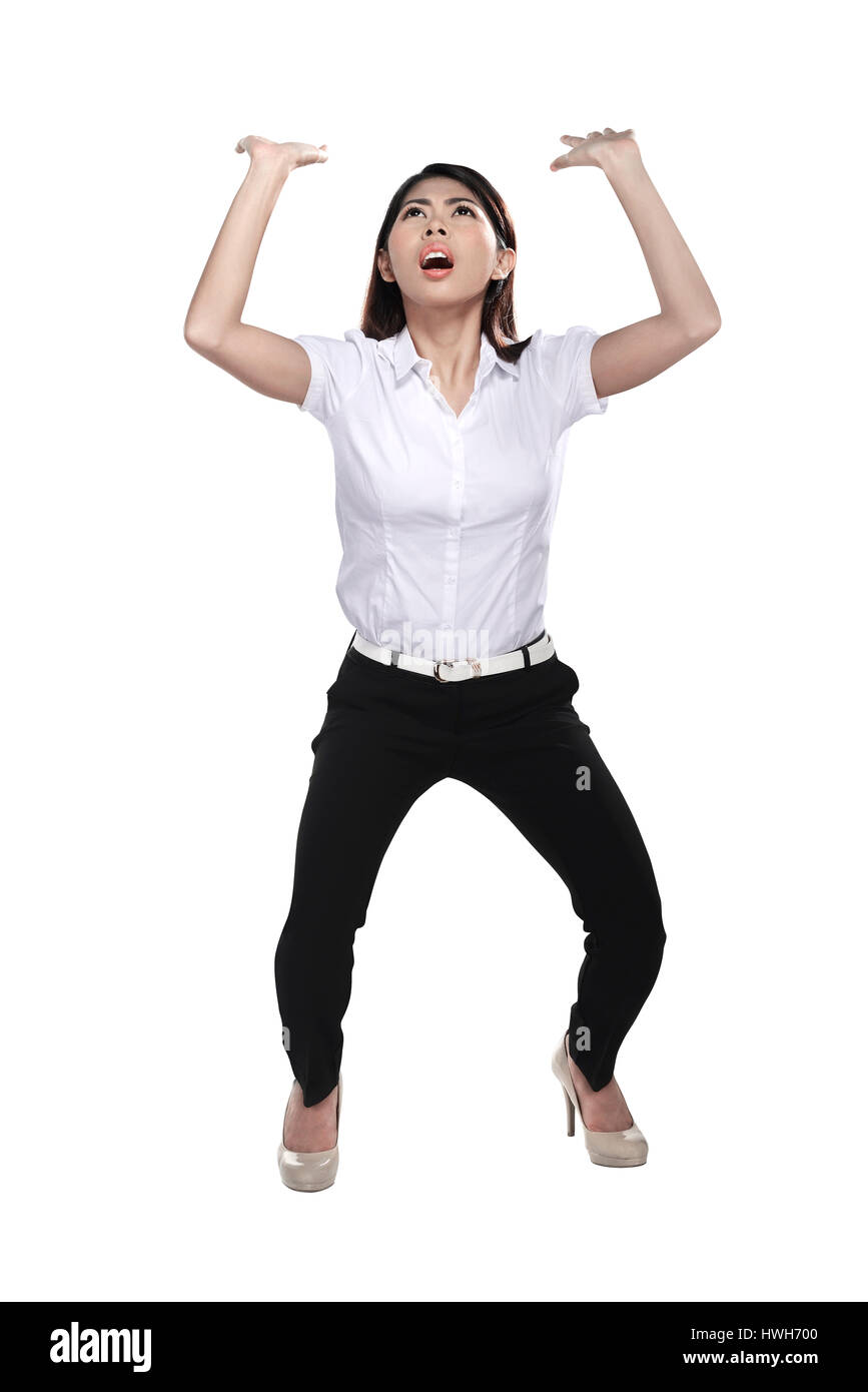 Business donna sollevare qualcosa di pesante isolato su bianco Foto Stock