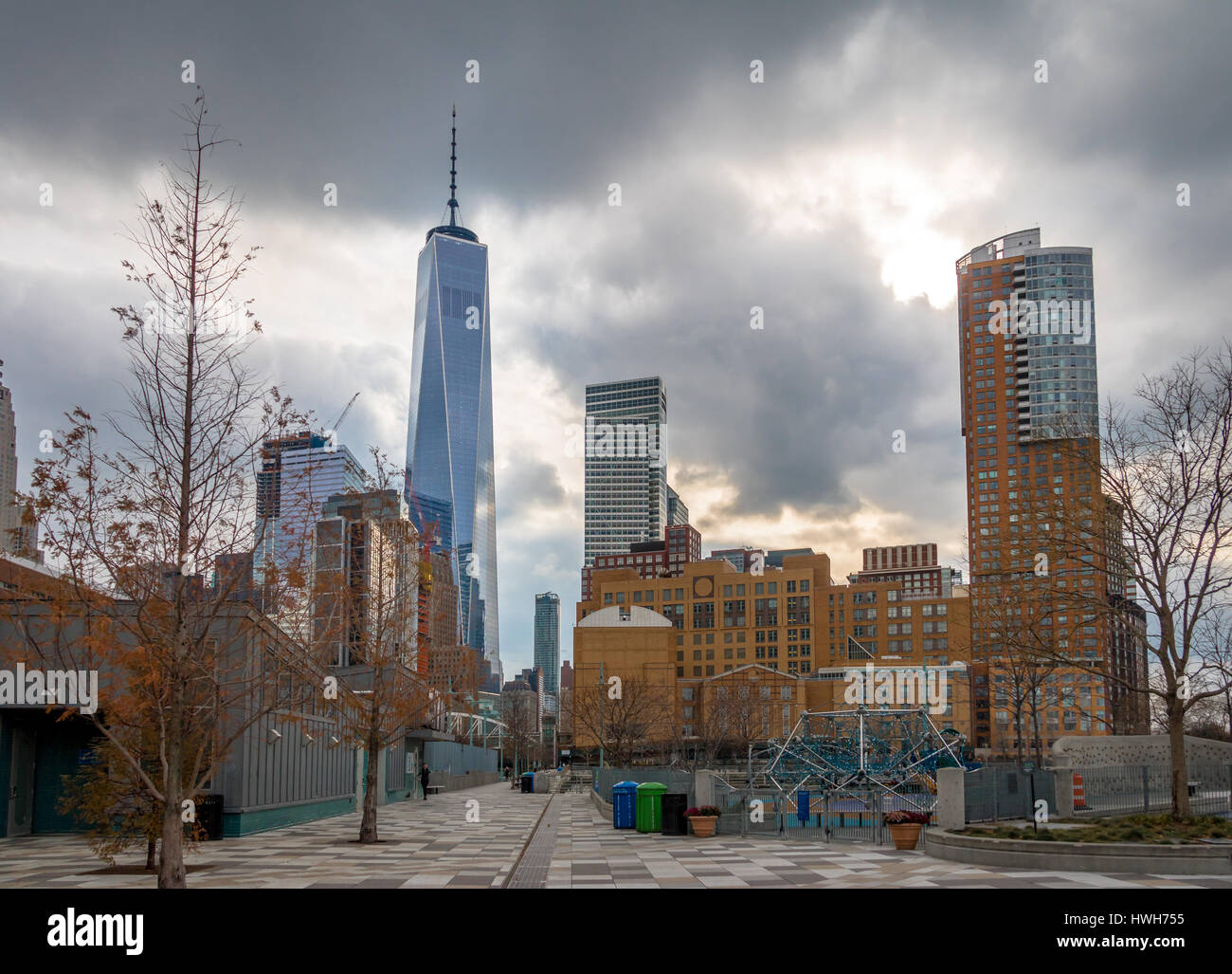 Abbassare vista dello skyline di Manhattan da Pier 25 - New York, Stati Uniti d'America Foto Stock