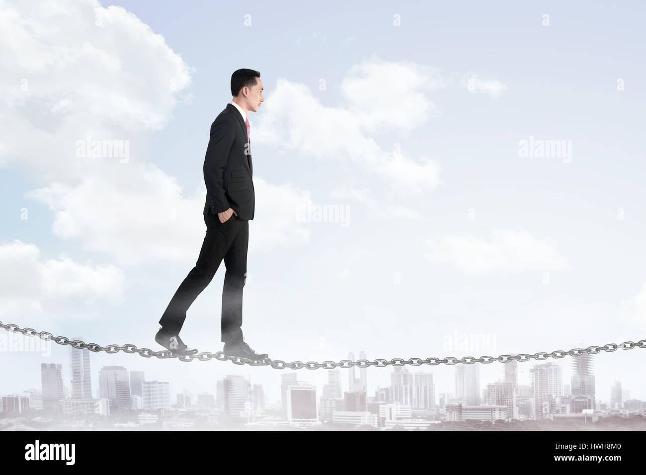 Business man walking sulla catena. Business il concetto di rischio Foto Stock