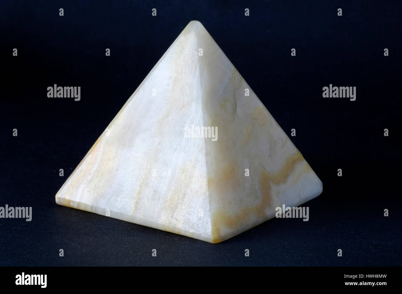 Onyx piramide piramide onyx pietre correttive, pietre, all'interno, studio, indoor, esoterismo, piastra libera, tagliate, Object, Object, Onyx piramide / Pyram Onyx Foto Stock