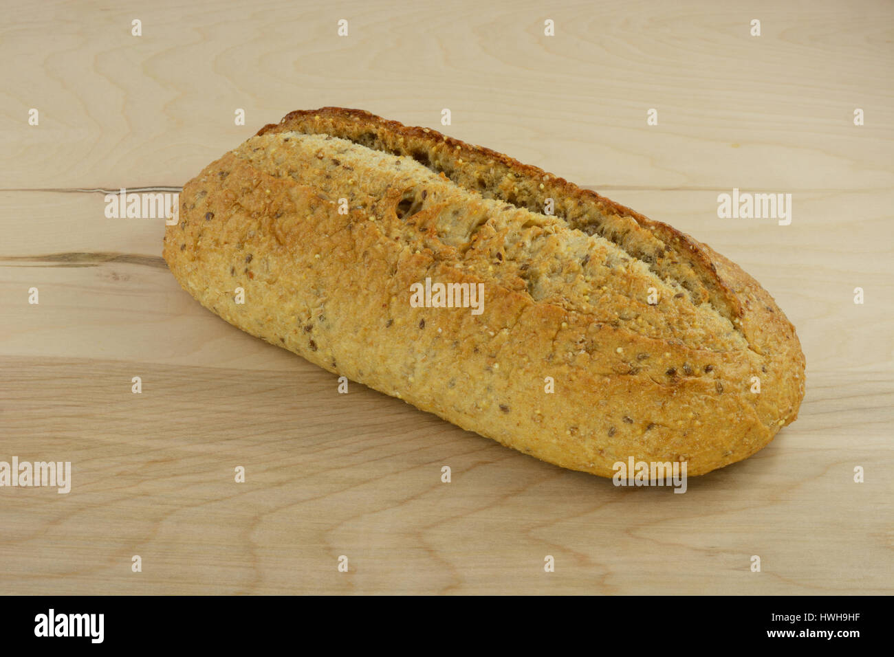 Toscana Multigrain intera pagnotta di pane sul tavolo di legno Foto Stock