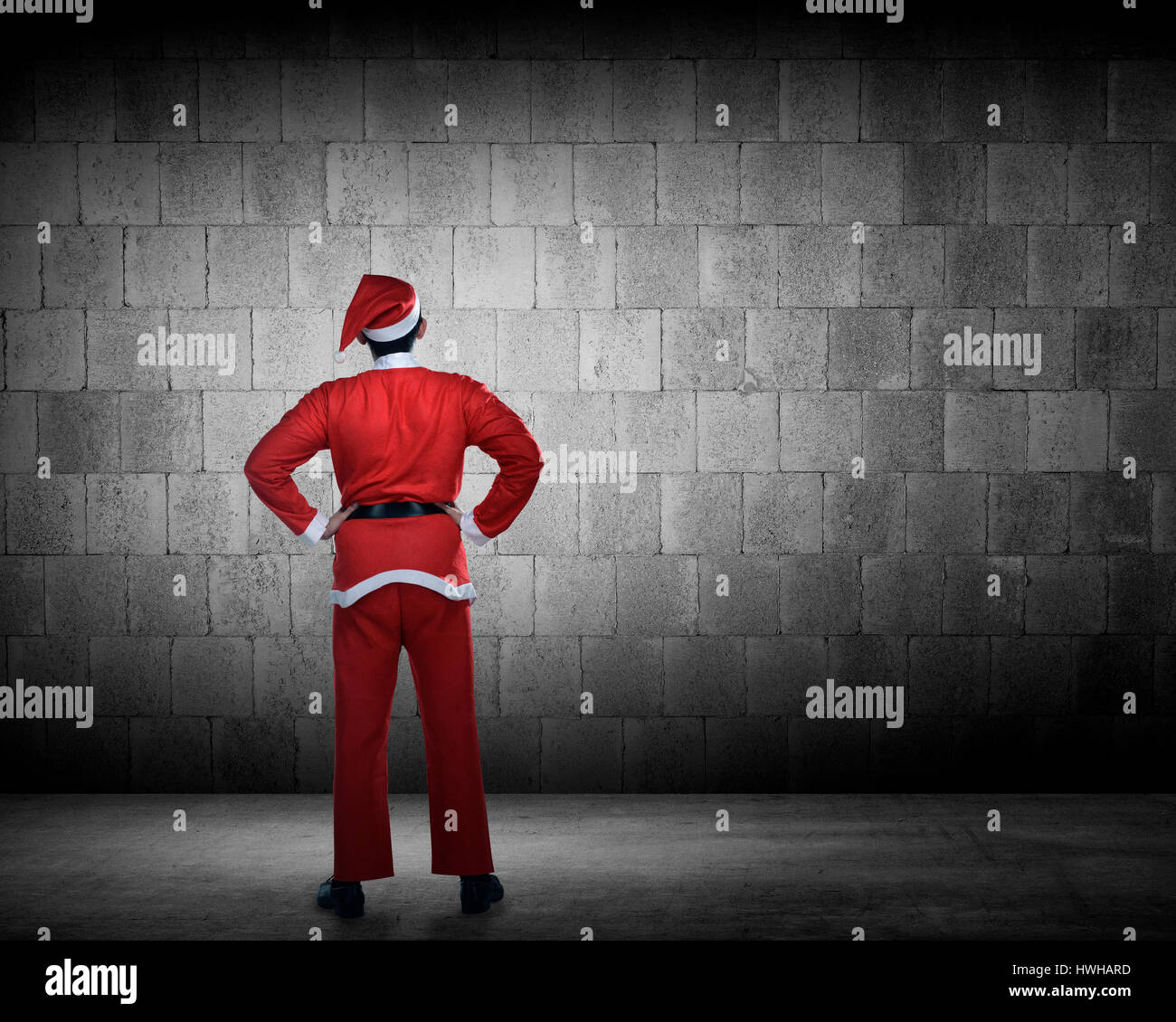 Giovane uomo asiatico a santa claus costume guardando la parete Foto Stock