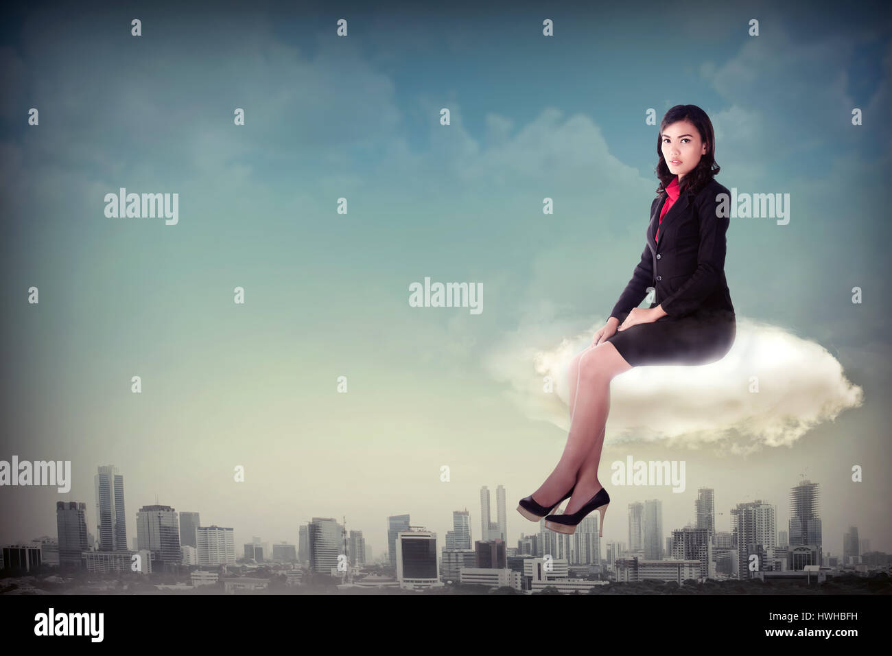 Asian business donna seduta sul cloud Foto Stock