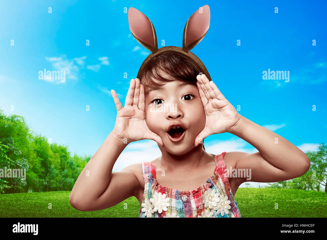 Grazioso fanciullo ragazza indossando orecchie di coniglietto nel giorno di Pasqua Foto Stock