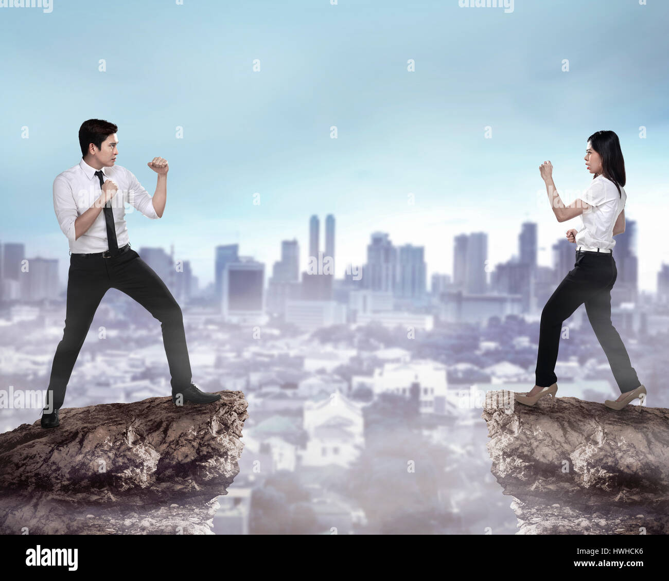 Uomo di affari e donna combattimenti. Lavoro il concetto di concorrenza Foto Stock