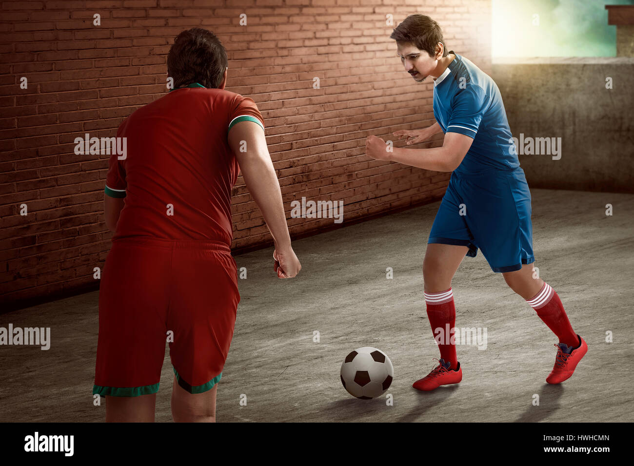 Immagine del giocatore di football dribbling palla intercettata da altri Foto Stock
