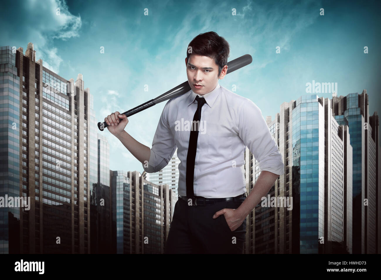 Uomo asiatico in camicia bianca e cravatta azienda mazza da baseball Foto Stock