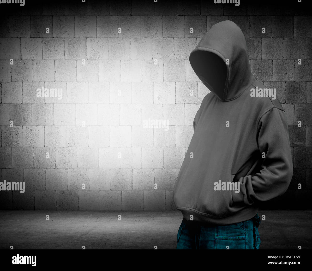 Hacker silhouette di un uomo incappucciato. La minaccia della vostra sicurezza Foto Stock