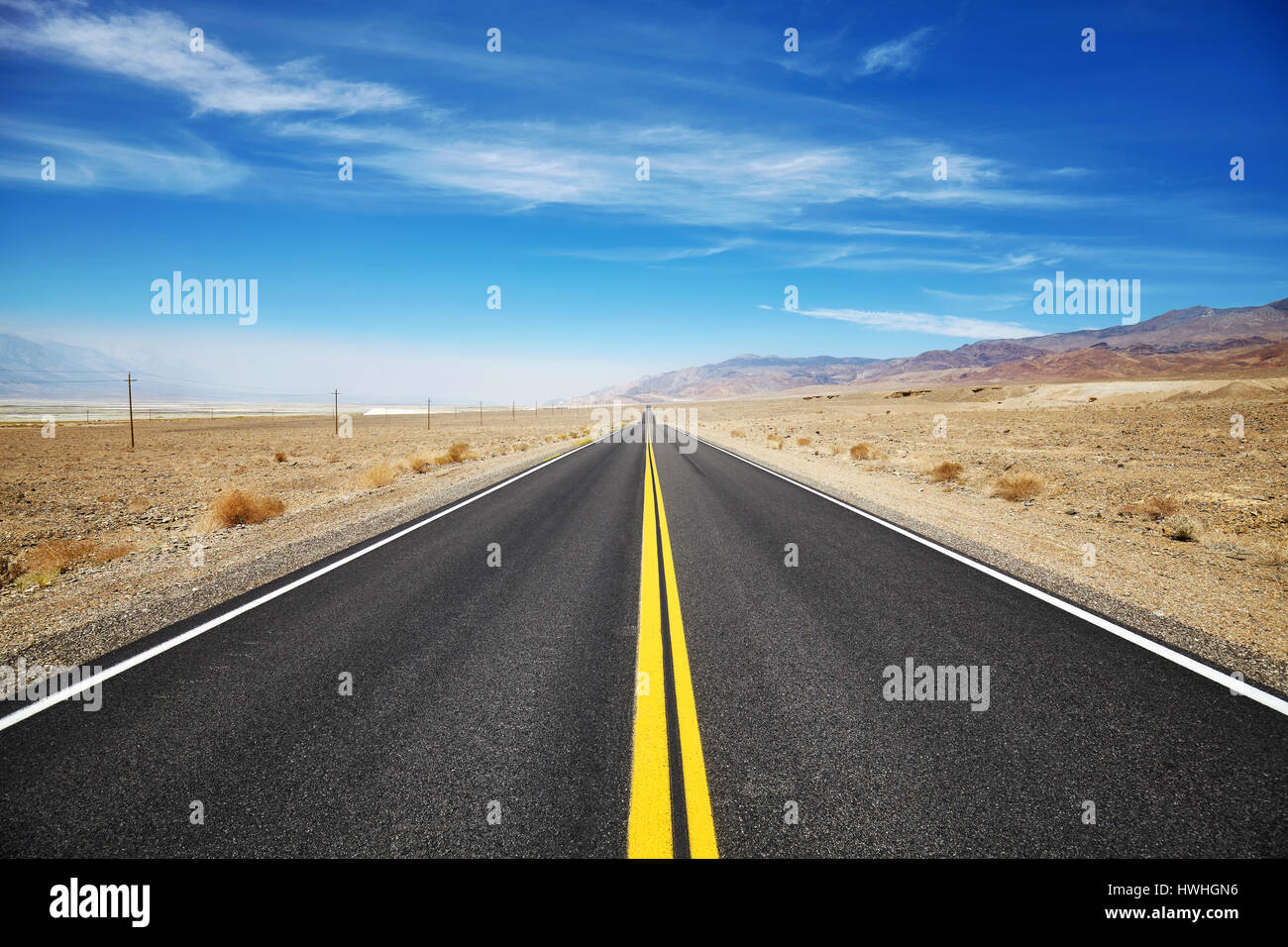 Deserto interminabile road, concetto di viaggio, Death Valley, California, Stati Uniti d'America. Foto Stock