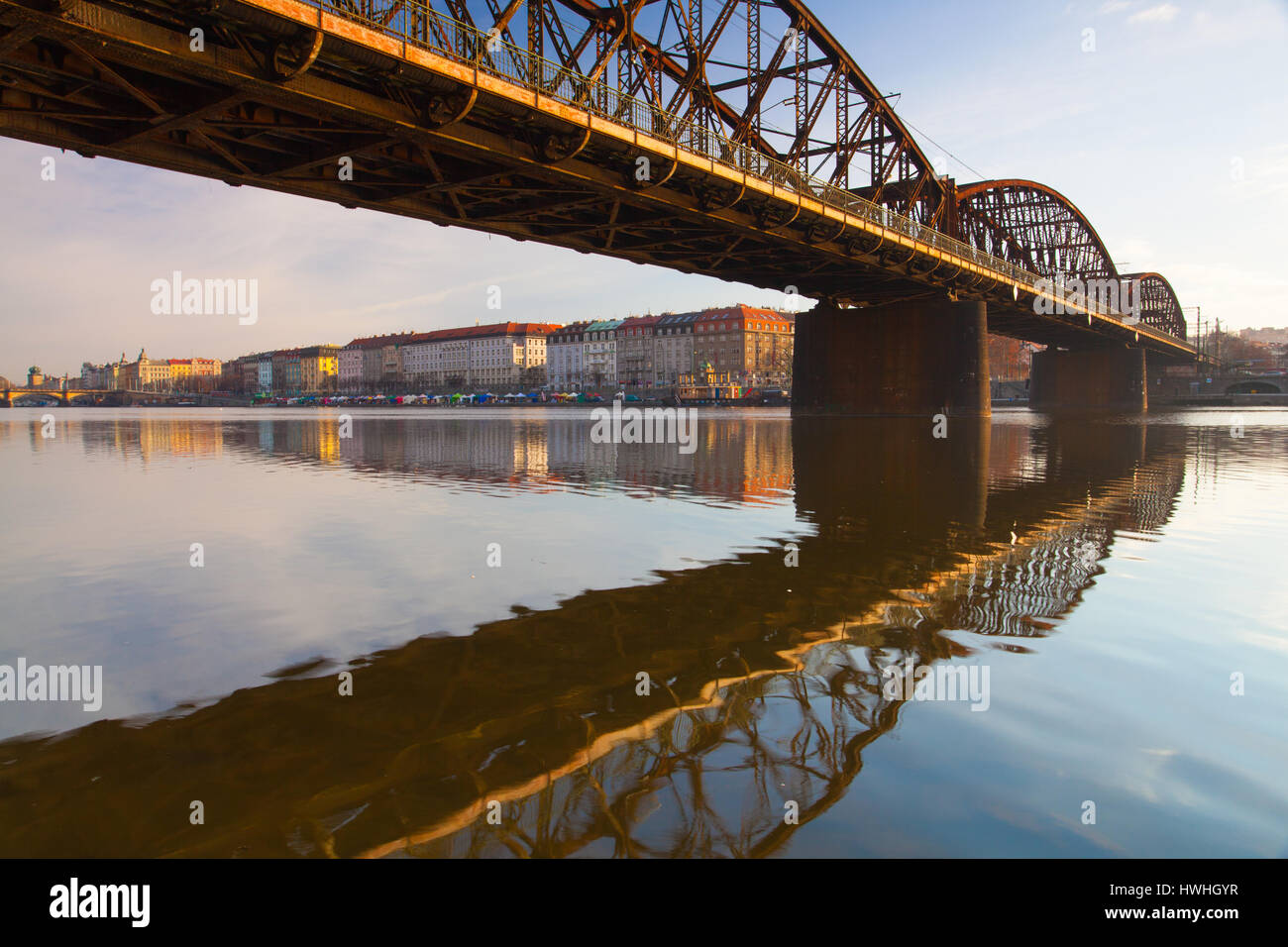 Ferro vecchio ponte ferroviario a Praga,Repubblica Ceca. Il ponte originale sul fiume Vltava costruita tra 1871 - 1872 Foto Stock