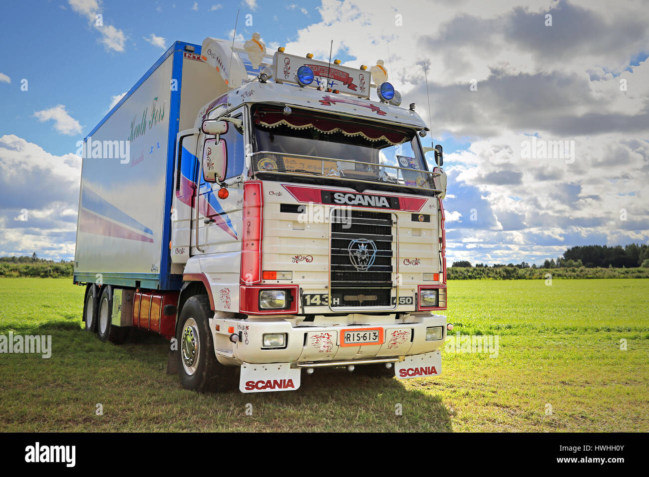 ALAHARMA, Finlandia - 12 agosto 2016: Personalizzato Scania 143H 450 di Kenth Fors, Munsala sul display della potenza annuale Mostra carrello. Questo carrello è dotato di 3 mil Foto Stock