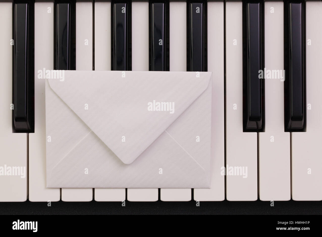 Disposizione divertenti busta sul pianoforte keybords - Appartamento - immagine di laici Foto Stock