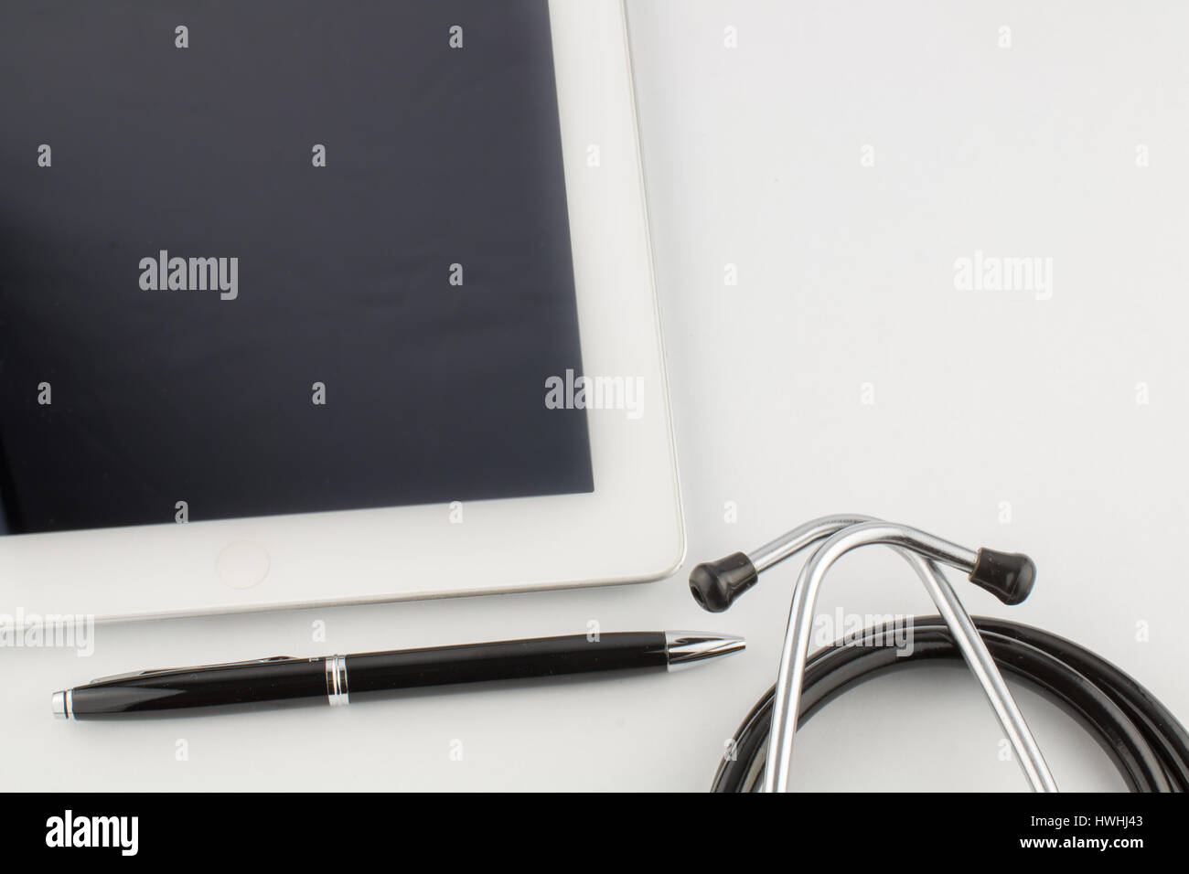 Tablet PC, lo stetoscopio e penna su sfondo bianco concetto medico, spazio di copia Foto Stock