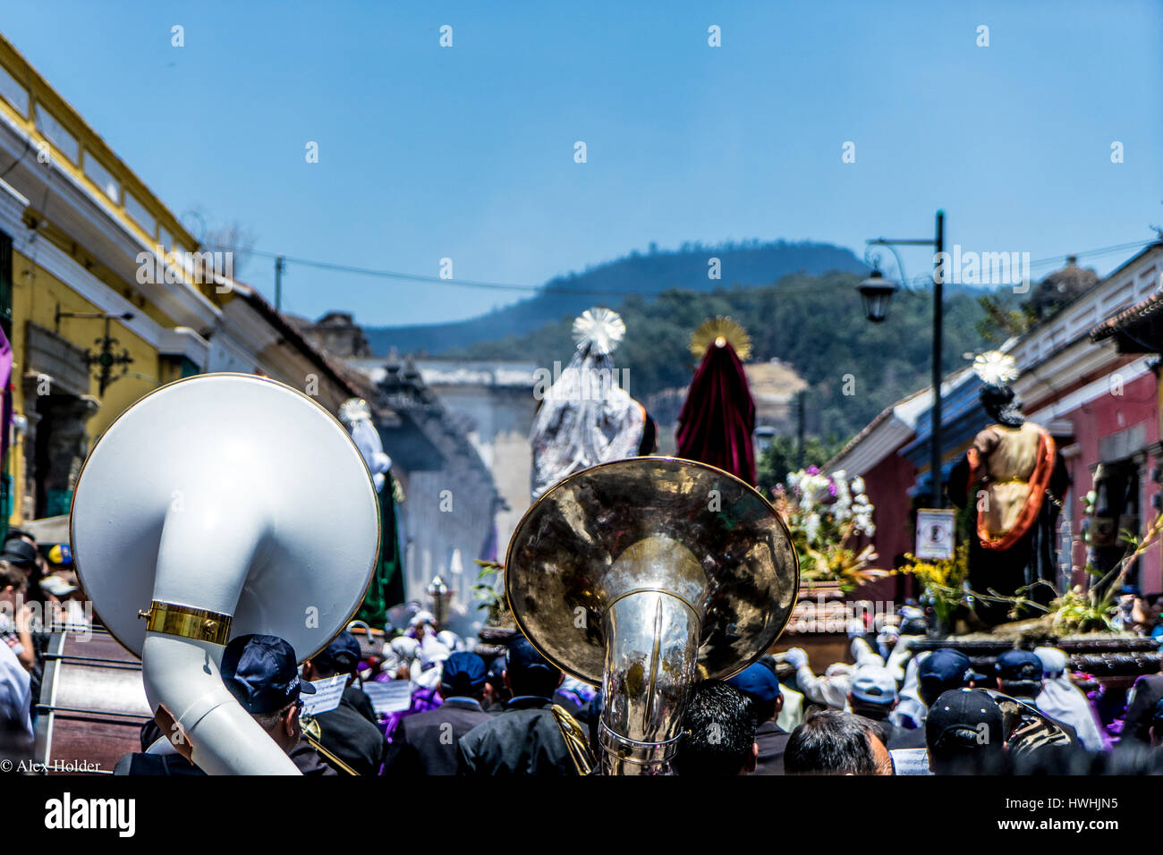 Sfilata durante la settimana di Pasqua in Antigua Guatemala con guardie romane a cavallo e le statue della Vergine Maria e Gesù. Foto Stock