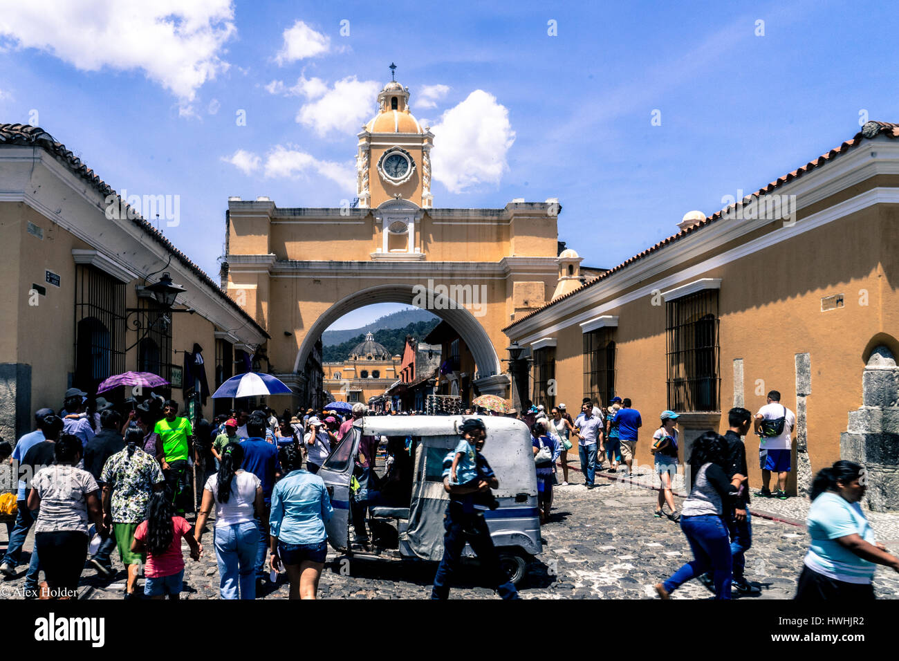 Vivace scena di strada in Antigua, Guatemala durante la settimana di Pasqua celebrazioni. Foto Stock