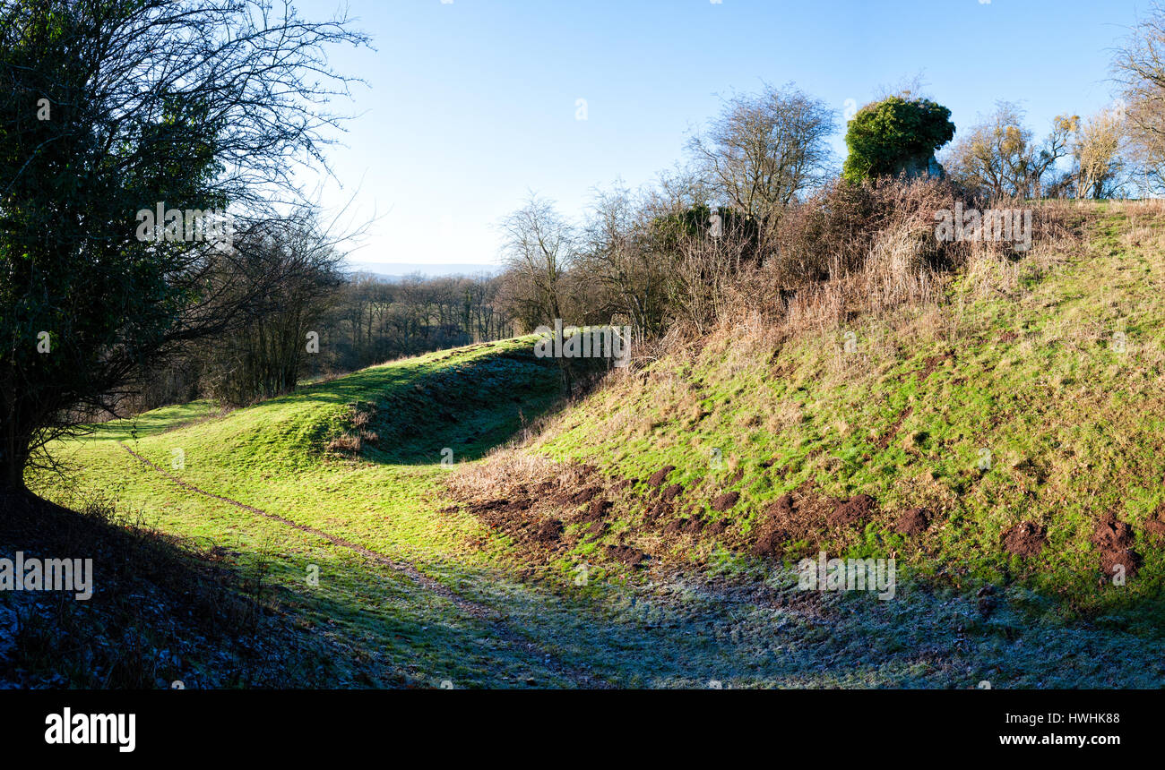 Fossato asciutto e lavori di sterro della rovina del castello Kilpeck nell'Herefordshire Marche Foto Stock