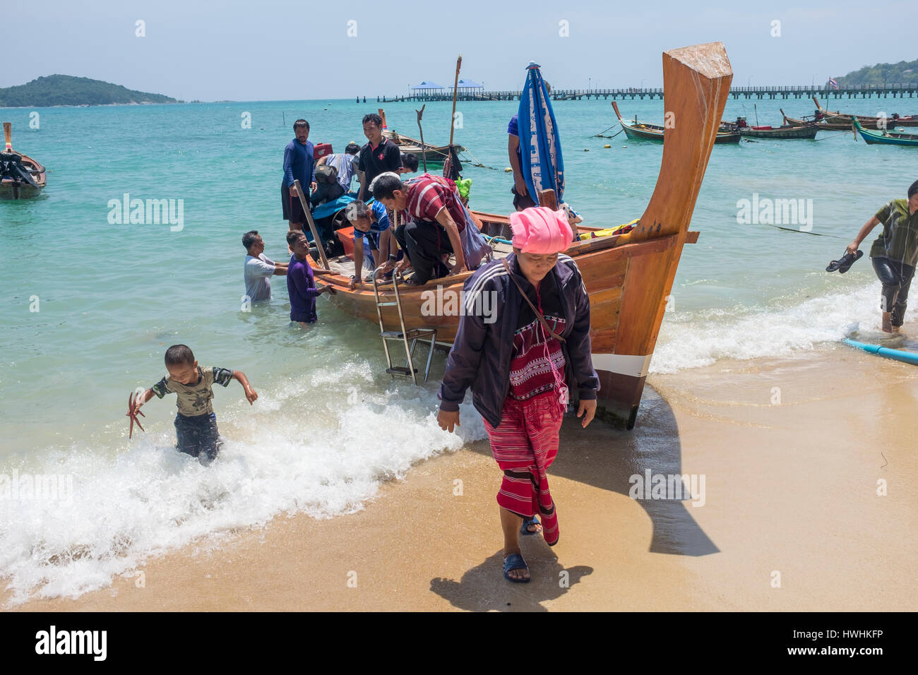 La popolazione locale lo sbarco da una barca a Phuket, Tailandia. 05-Mar-2017 Foto Stock