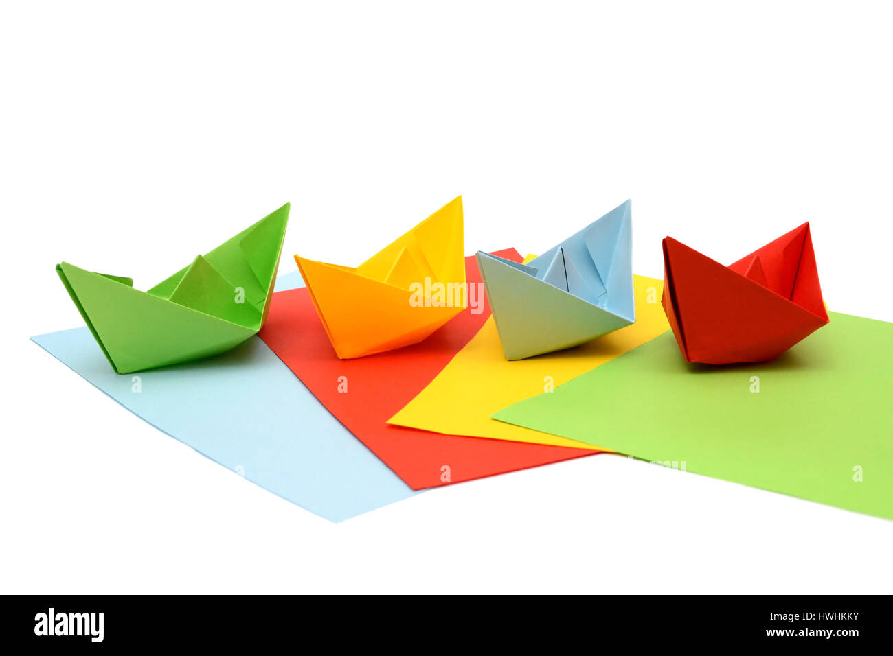 Navi origami. Barche di carta su fogli colorati. Le figure colorate.  Origami di trasporto Foto stock - Alamy