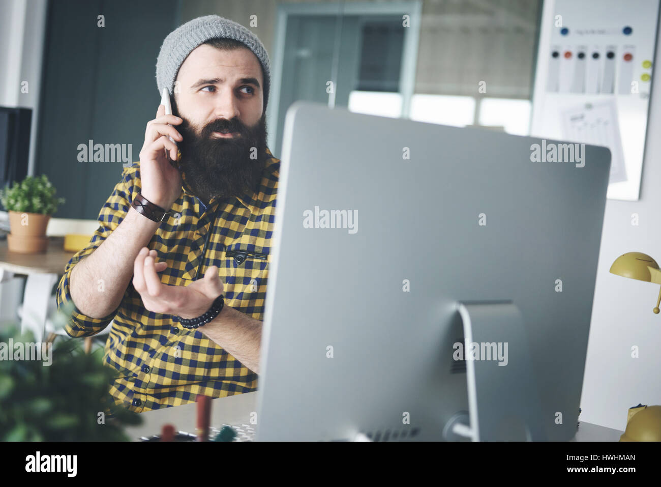 Uomo d'affari a parlare con il cliente tramite telefono Foto Stock