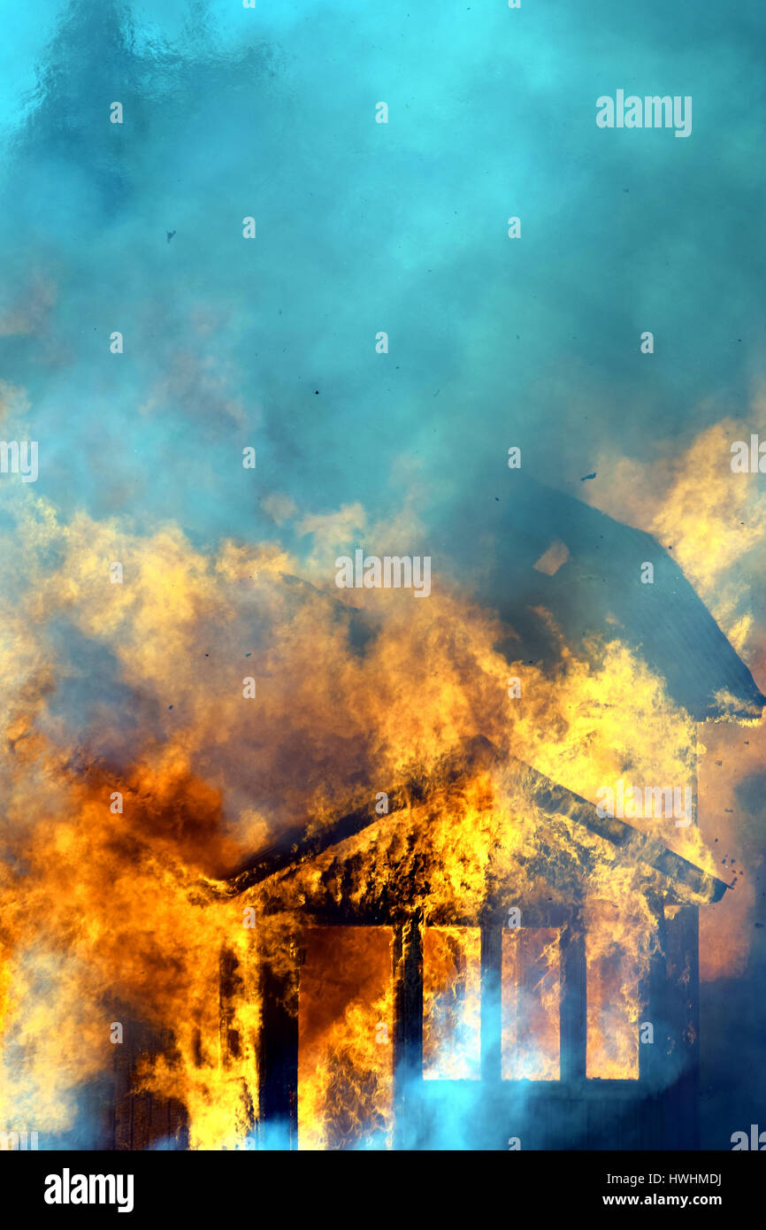Vicino di casa in fiamme. L'immagine verticale. Foto Stock