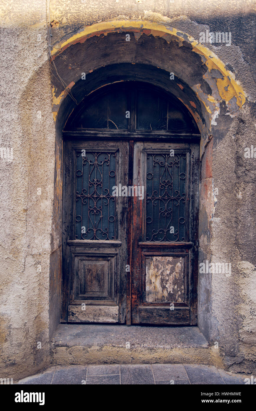 Weathered porta di legno, chiuso ingresso di casa. Dettaglio dalla vecchia città europea. Foto Stock
