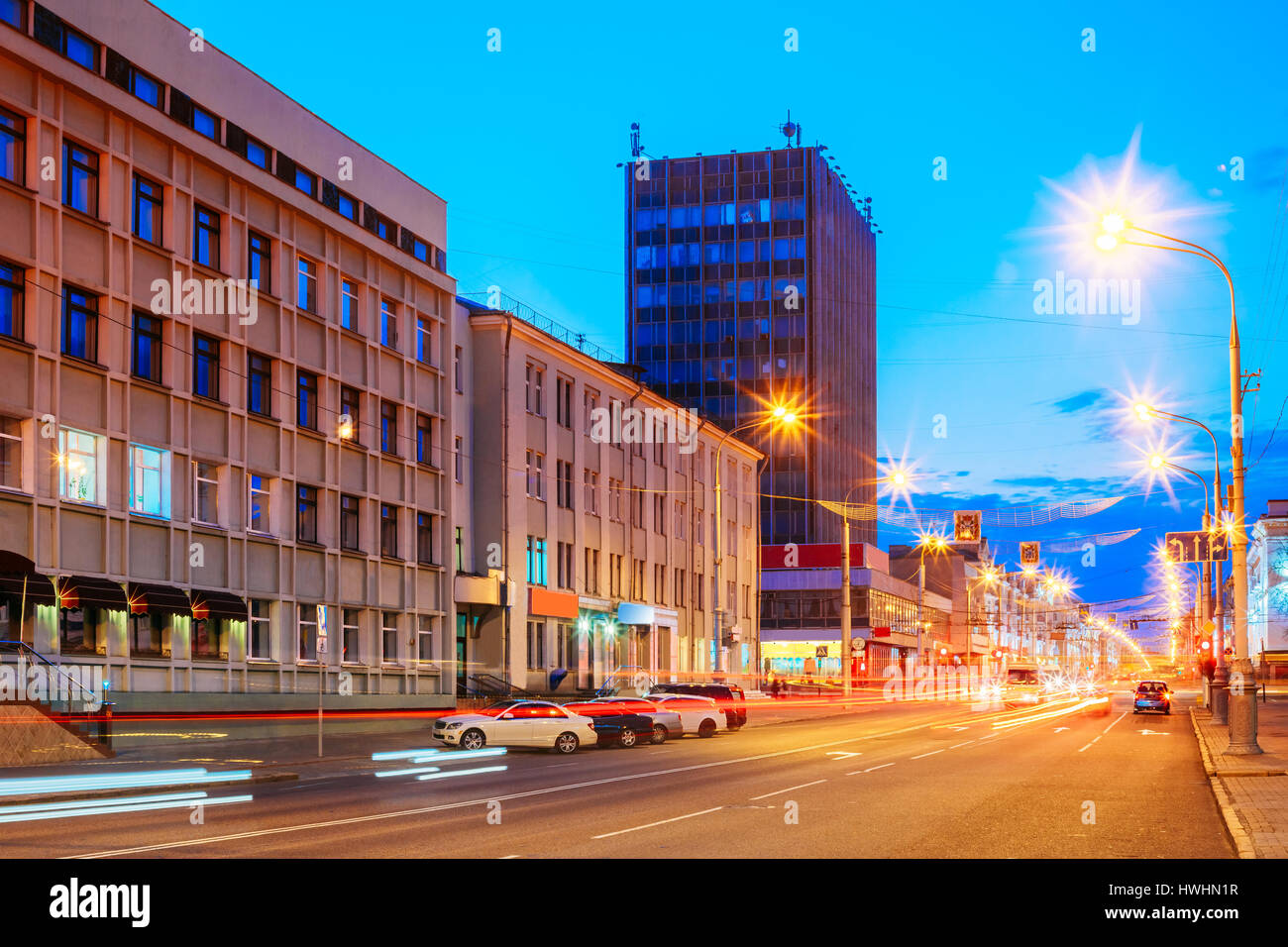 Gomel, Bielorussia. Il traffico di velocità e sentieri di luce sul Viale Lenin In Eveining o notte. Strada di notte a lunga esposizione Foto Stock