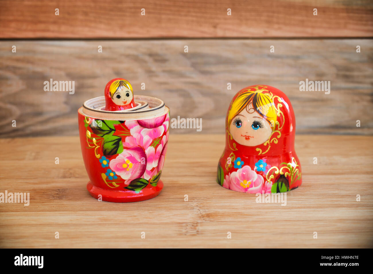 Matriosche, russian nesting dolls su uno sfondo di legno, la madre e la figlia e la famiglia il concetto delle donne Foto Stock