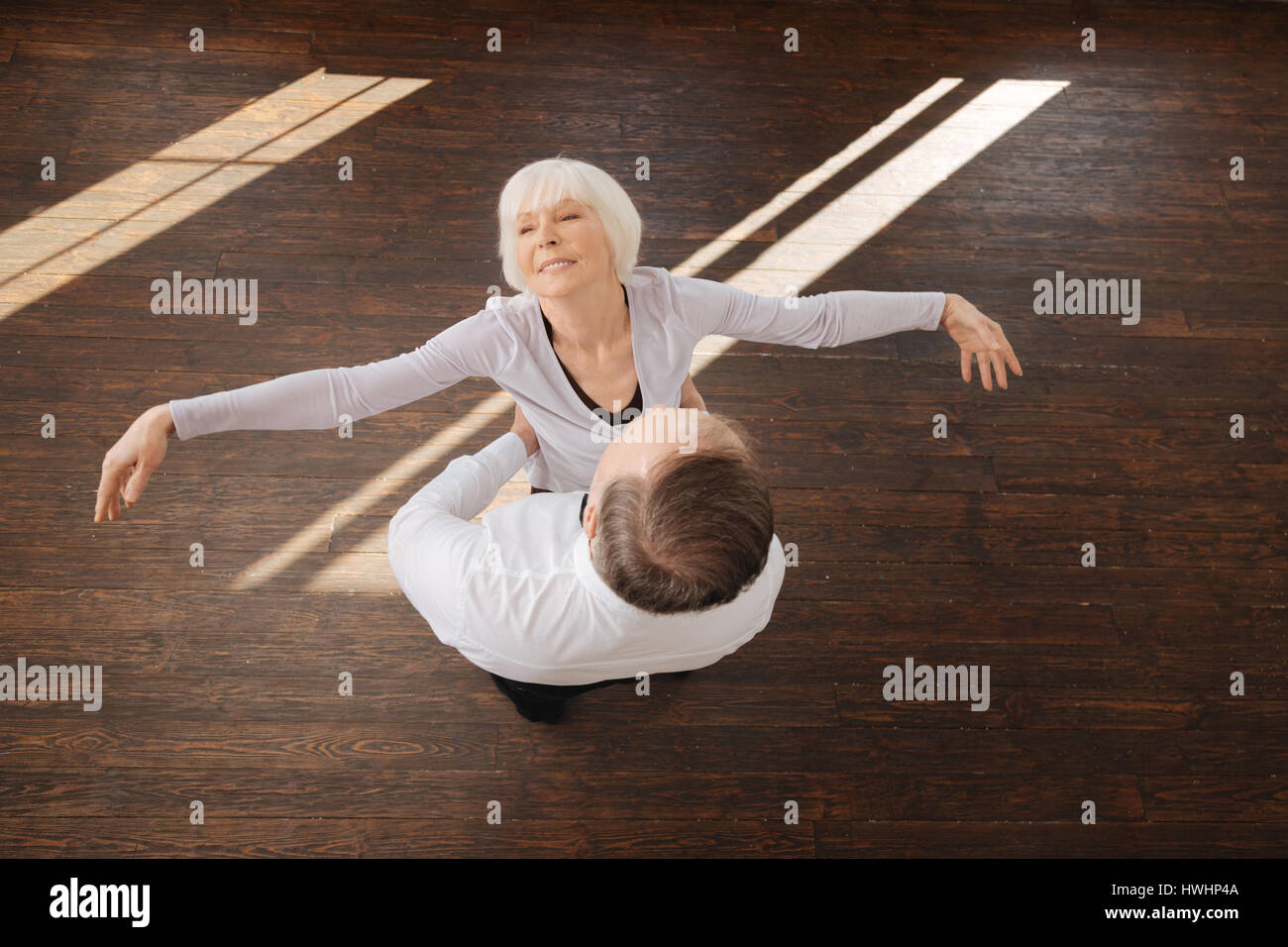 La libertà dentro di noi . Carismatico positivo pacifica di età compresa danza matura tangoing in studio di danza pur dimostrando competenze di danza e di esprimere le po Foto Stock