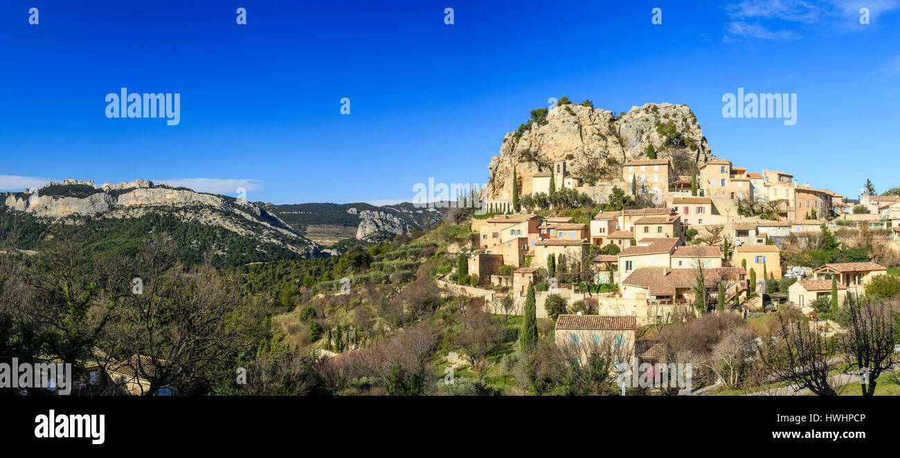Francia, Vaucluse, La Roque-Alric, il villaggio e le Dentelles de Montmirail estrema sinistra Foto Stock