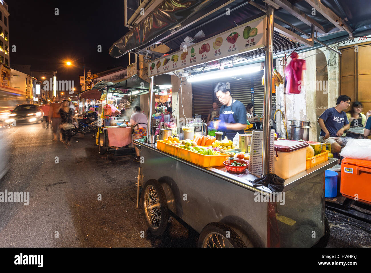 GEORGETOWN, Malesia - 12 novembre 2016: succo di frutta fresco preparato in una bancarella di strada in Chinatown e storico quartiere di Georgetown di Penang, Malaysia. Il Foto Stock