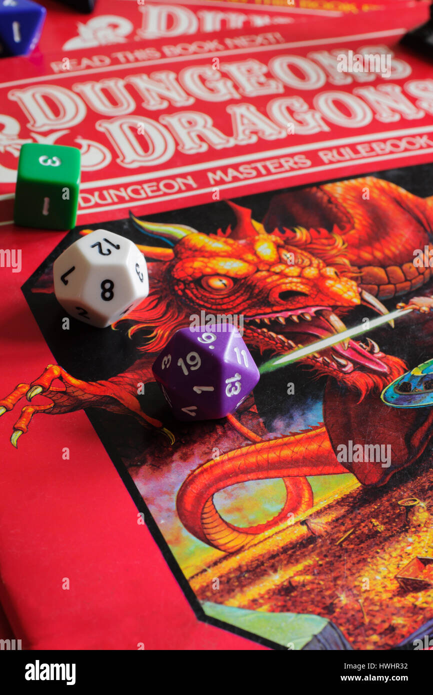 Vintage Dungeons and Dragons Dungeon Master regola libro pubblicato come parte di un D&D game pack in 1983 con multi-sided dice Foto Stock