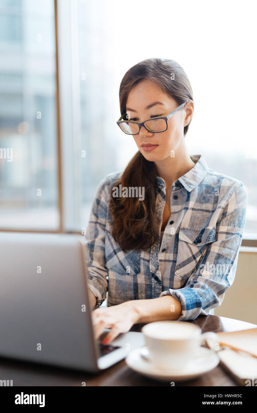 Giovani manager inserimento di dati nel database Foto Stock